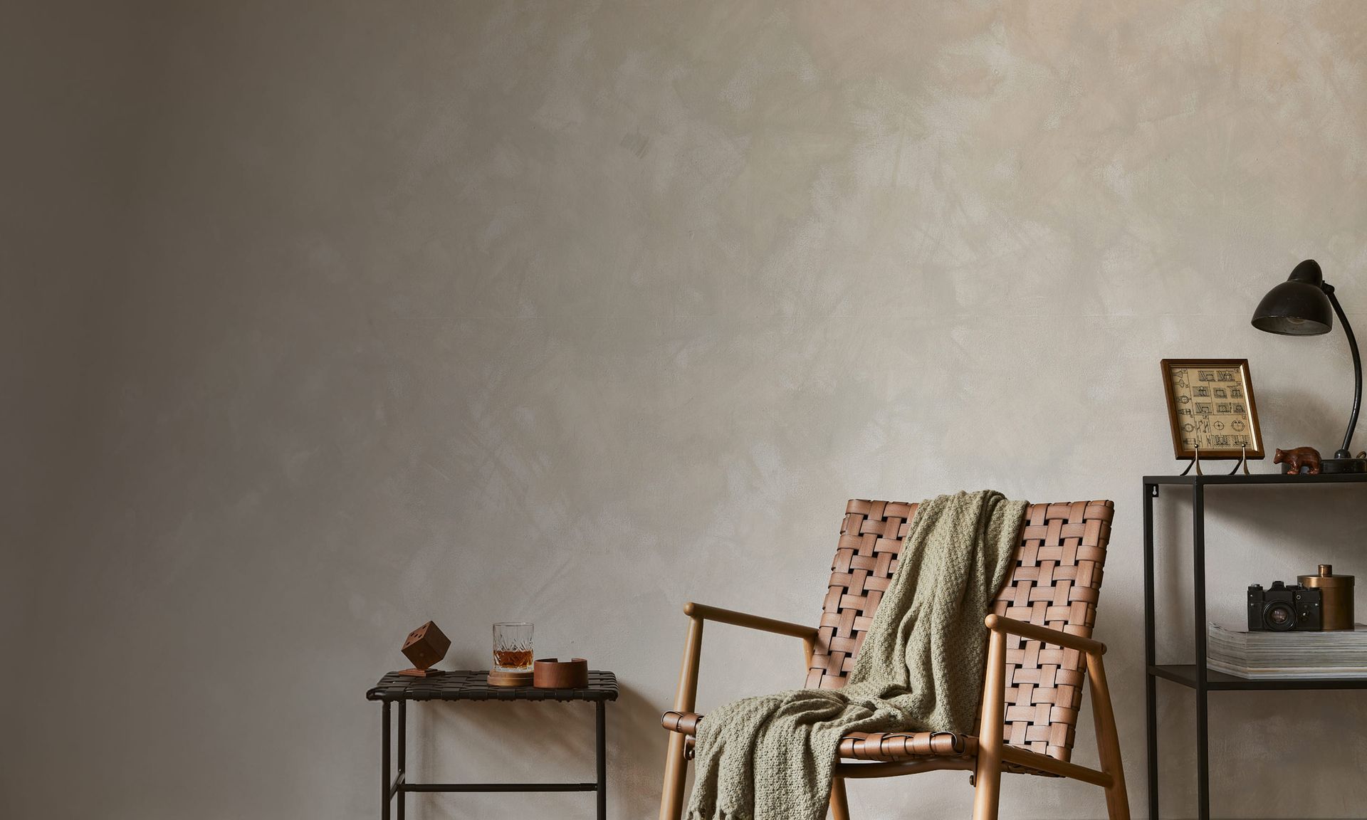 Schön gespachtelte Wand mit einem Stuhl